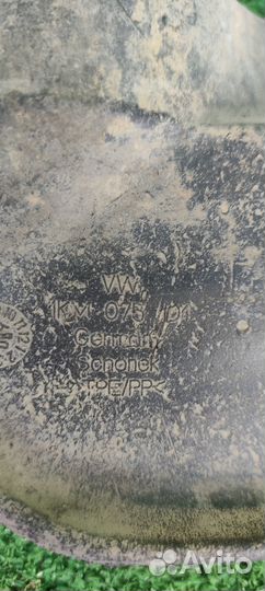 Брызговик задний правый Volkswagen Jetta 5