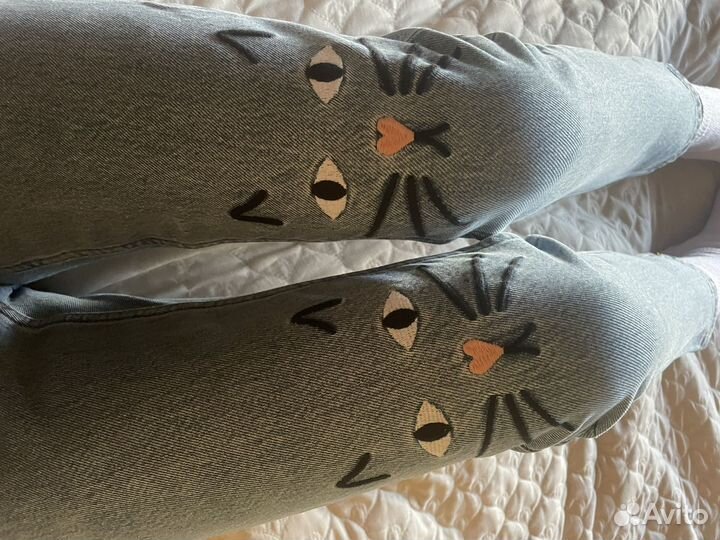 Джинсы monki с кошками