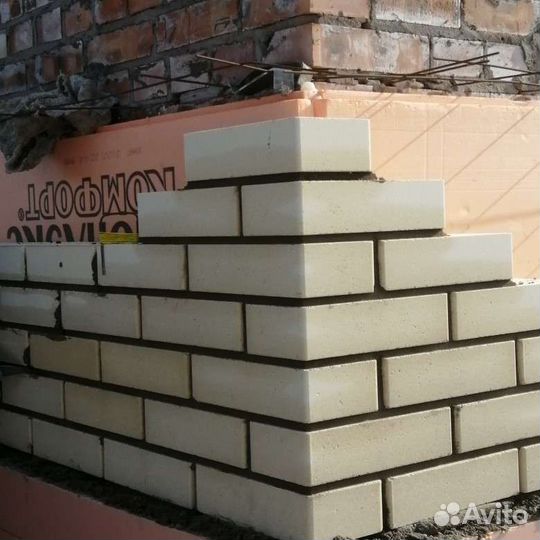Бригада строителей каменщики