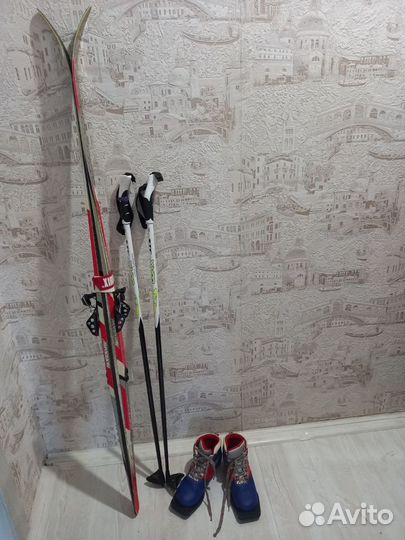 Беговые лыжи с ботинками и палками