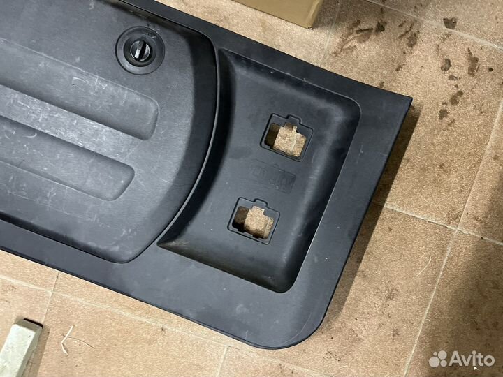 Обшивка двери багажника Паджеро 4