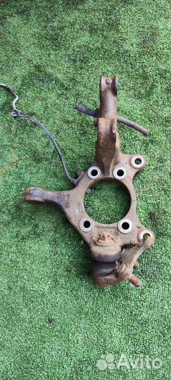 Левый поворотный кулак toyota auris