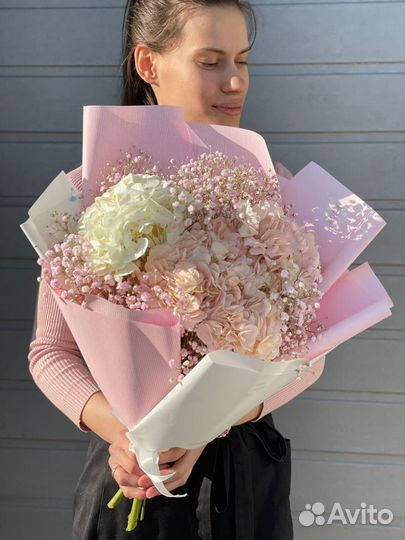 Букет цветов из гортензий и гипсофил