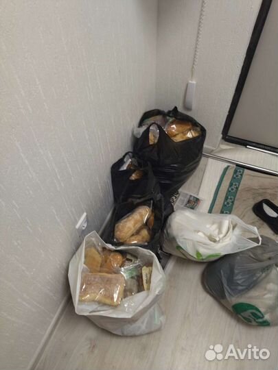 Четыре, пакета хлеба