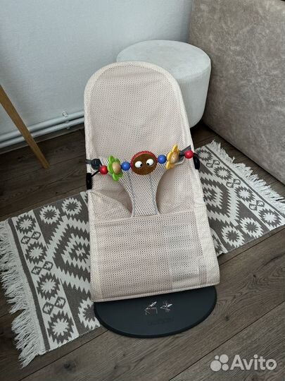 Шезлонг babybjorn с игрушкой