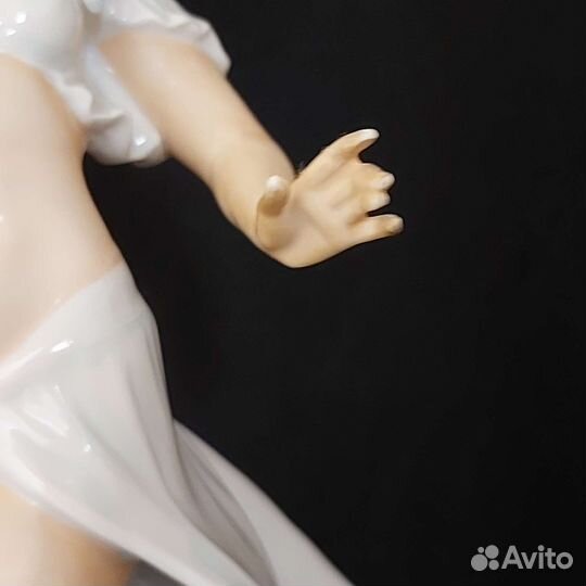 Фарфоровая статуэтка 