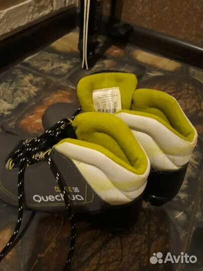 Лыжные ботинки и лыжи