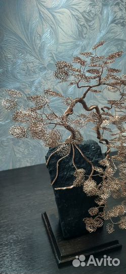 Искусственное дерево на камне