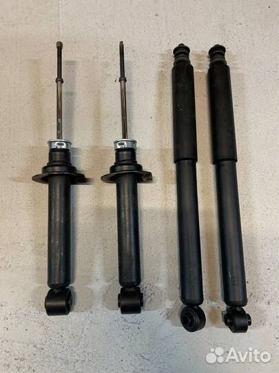 Стойка амортизатора Mitsubishi Pajero 3