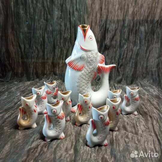 Фарфоровый штоф и 10 рюмок. Рыбки. Полоне зхк