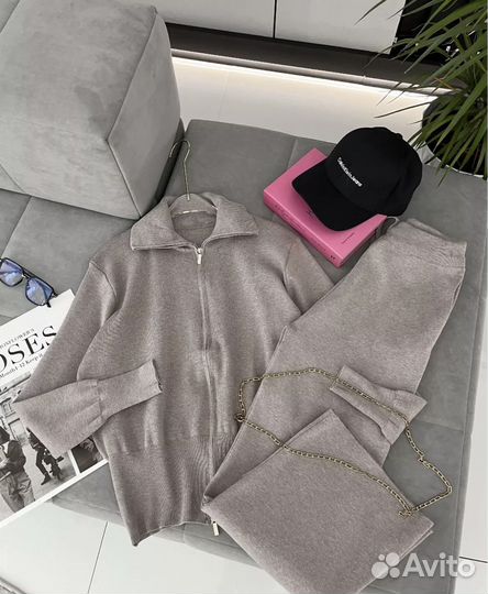 Трикотажный костюм на молнии