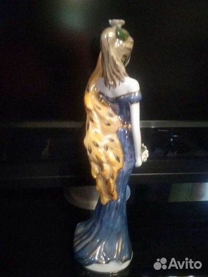 Статуэтка фарфор,девушка с павлином.26см.Кисловодс