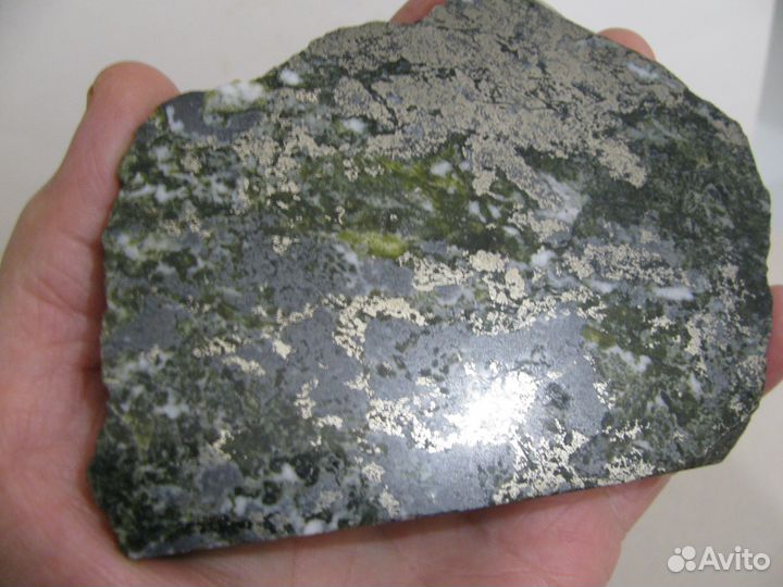 Змеевик с пиритом и магнетитом (образец)