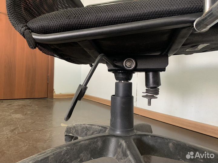 Офисное кресло