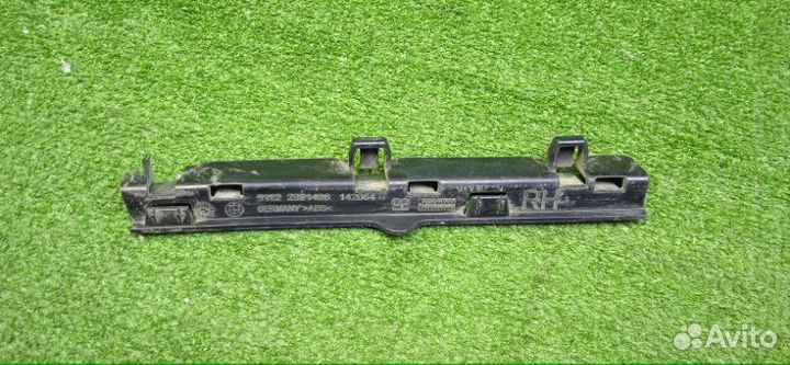 Кронштейн передний правый Bmw X1 2009