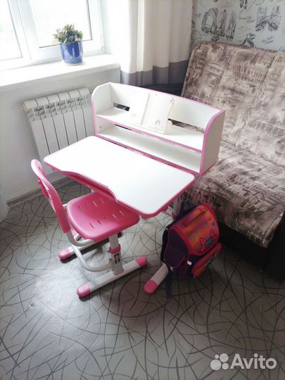 Детский письменный стол и стул