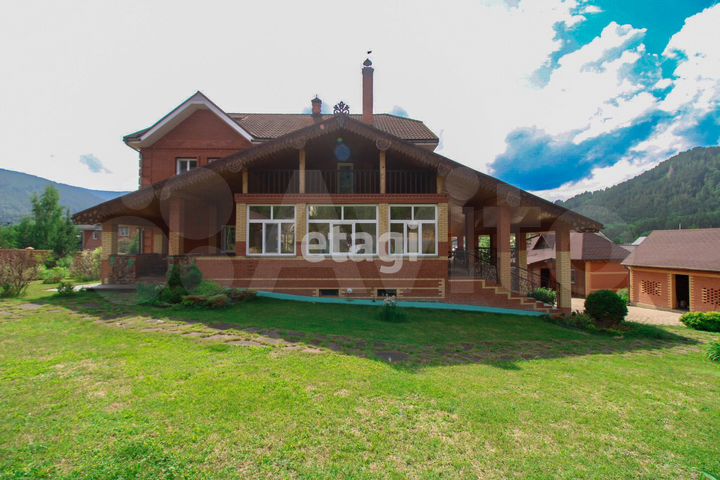 Коттедж 402,5 м² на участке 50 сот.