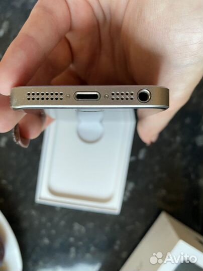 Телефон iPhone SE 64гб