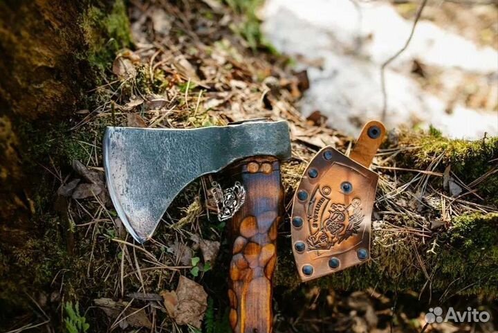 Кованый топор янтарный рунный