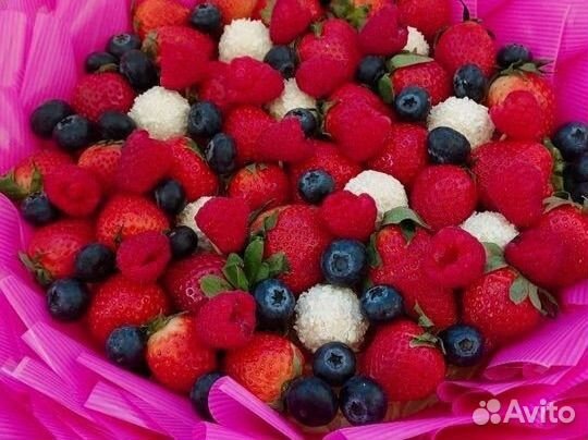 Клубника и рафаэлло букет девушке, маме