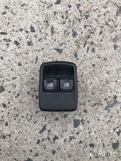 Кнопка стеклоподъемника Renault Sandero Stepway 2
