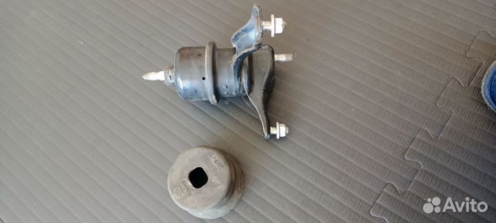 Опора двигателя правая Toyota harrier