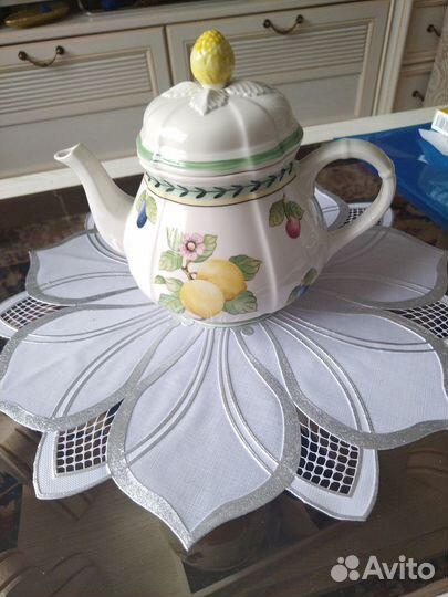 Фарфор, чайник и салатник