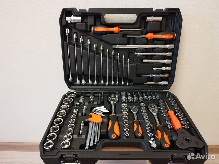 Набор инструментов в прочном кейсе
