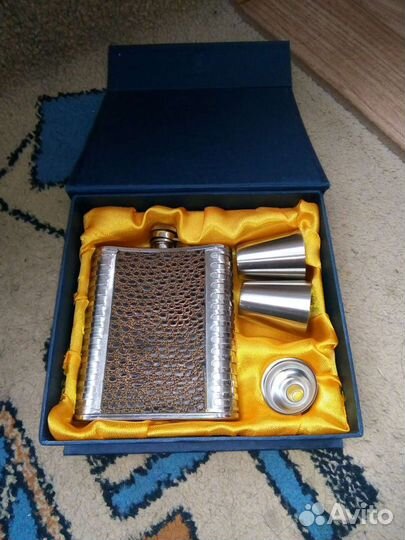 Фляжка- подарок с рюмками для мужчин новая