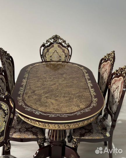 Кухонный стол и стулья в хорошем