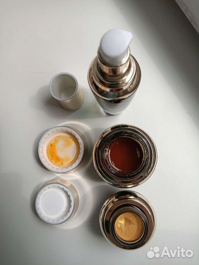 Nikk Mole glossy gold