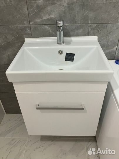 Тумба для ванной с раковиной и смесителем