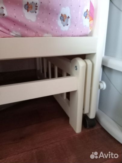 Детская кроватка с маятником