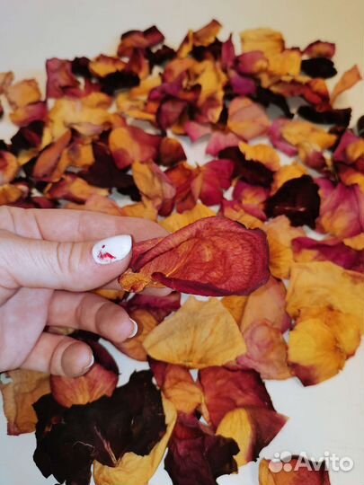 Сухие лепестки роз