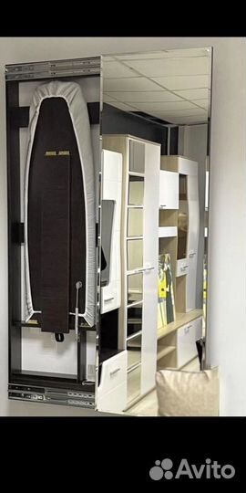 Гладильная доска за зеркалом