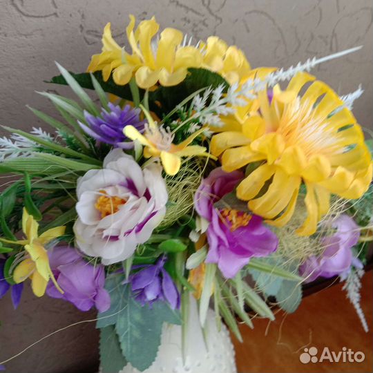 Высокая композиция из искусственных цветов