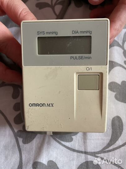 Тонометр на запястье omron