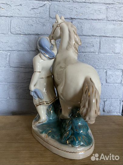 Статуэтка Колхозница с конем Старая Гжель