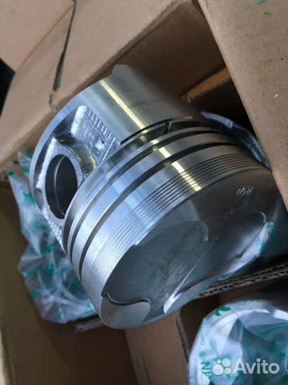 Новые поршни с пальцами Nissan LD20 Diesel