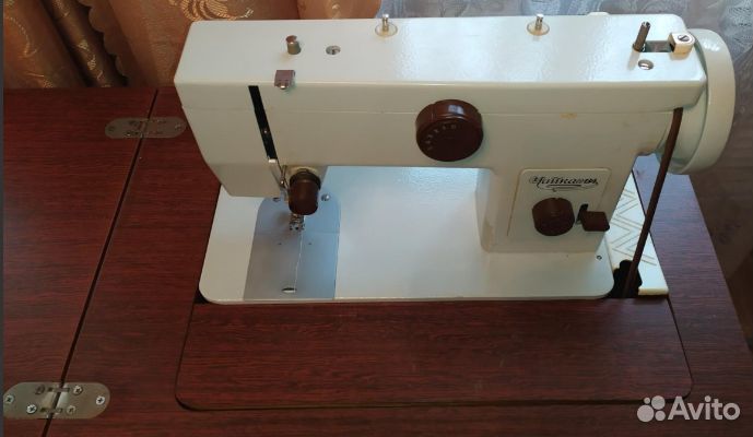 Швейная машина Чайка 143 в тумбе с электроприводом