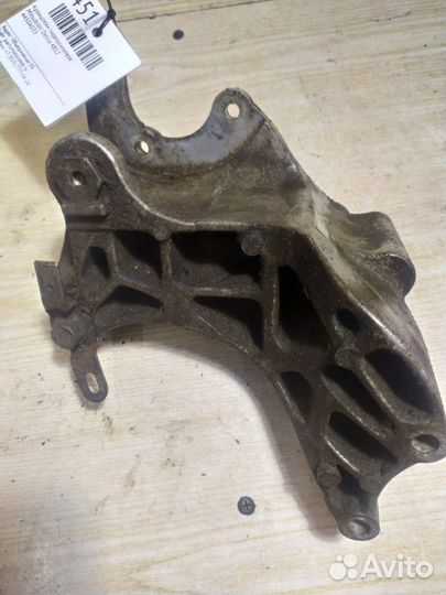 Кронштейн гидроусилителя Mitsubishi Delica 4B12