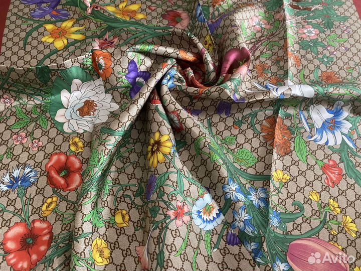 Женский шелковый платок в упаковке gucci