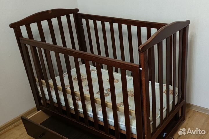 Детская кроватка с маятником и ящиком