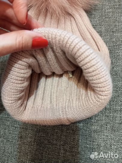 Шапка с натуральным помпоном женская