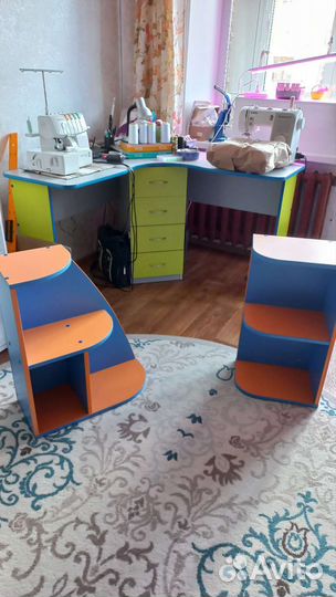 Стол письменный угловой с навесными полочками