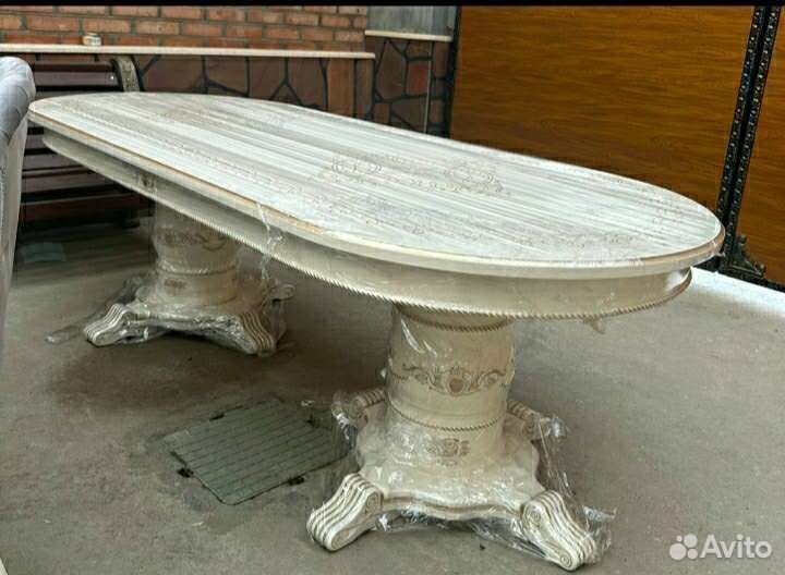 Стол и стулья