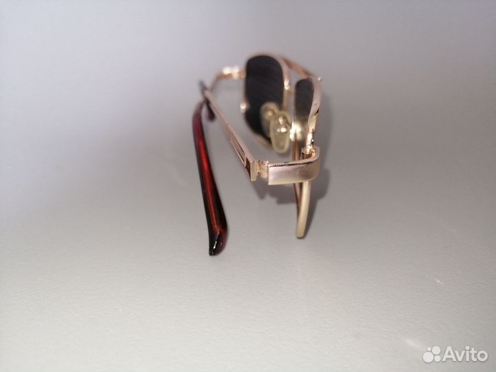 Очки для коррекции зрения с перфорацией