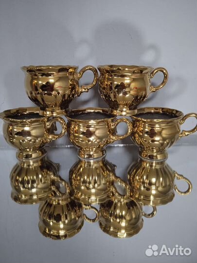 Кофейнын чашки золотистые розы