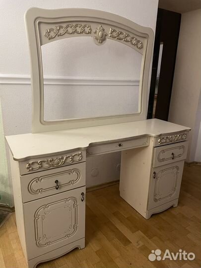 Трюмо с зеркалом