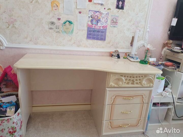 Кровать, шкаф, письменный стол, тумбочка, пенал